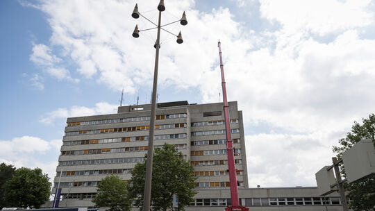 Das in die Jahre gekommene Polizeipräsidium in Koblenz soll in den nächsten Jahren generalsaniert werden. Während der Erneuerung Das in die Jahre gekommene Polizeipräsidium in Koblenz soll in den nächsten Jahren generalsaniert werden. Während der Erneuerung