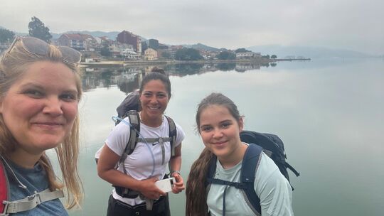 Anstrengend, aber landschaftlich sehr reizvoll ist der Küstenweg von Porto nach Santiago de Compostela - das Trio hat ihn gemeis