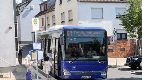 Die Linie 61 verzichtet auf dem Umweg über den Berg, am Weiherplatz kann man aber ein- und aussteigen.