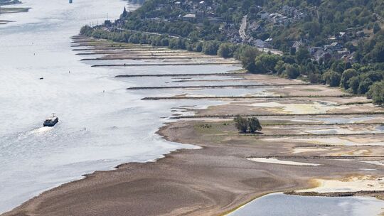 Extremes Niedrigwasser auf dem Rhein Extremes Niedrigwasser auf dem Rhein