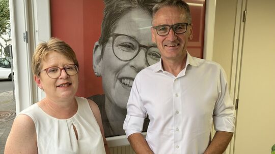 SPD-Kreisvorsitzender Hendrik Hering stattet Tanja Machalet am Wahlabend einen Besuch ab.