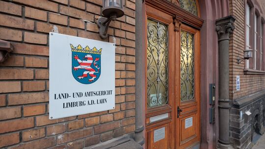 Vor dem Jugendschöffengericht in Limburg muss geklärt werden, wieso ein Mann einen anderen am Bein verletzt hat.