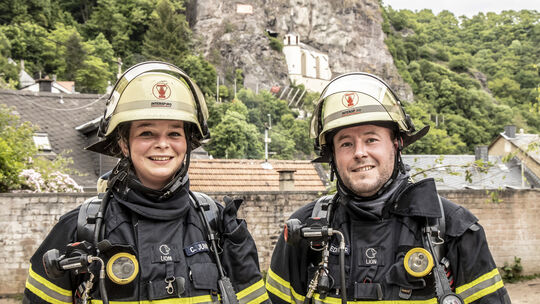 Carolin und Philip Edinger bei einer Übung der Feuerwache 1 in der Kita am Christuskirchplatz im Jahr 2019. Beide sind Feuerwehr