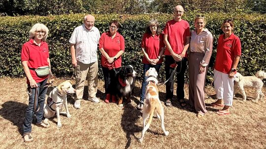 Von Carmen Oehler (Mitte) und einigen Mensch-Hund-Teams des Langenlonsheimer Vereins "Therapiehunde Lebensfreude" ließen sich Ju