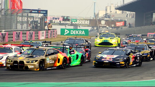Rein ins hitzige 60-Minuten-Duell. Start des ersten Rennens des DTM-Wochenendes vor der voll besetzten Haupttribüne.