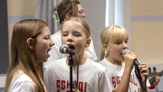 Auch englischsprachige Lieder sind für die Sängerinnen und Sänger der Altstädter "School of Rock" kein Problem. Insgesamt zehn T Auch englischsprachige Lieder sind für die Sängerinnen und Sänger der Altstädter "School of Rock" kein Problem. Insgesamt zehn T
