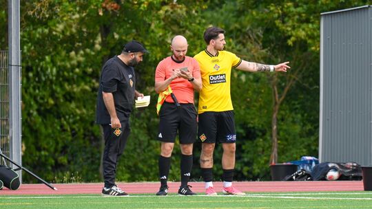 In der vierten Minute der Nachspielzeit durfte Leon Waldminghaus sein Comeback feiern – nach geschlagenen 322 Tagen und einer sc In der vierten Minute der Nachspielzeit durfte Leon Waldminghaus sein Comeback feiern – nach geschlagenen 322 Tagen und einer sc