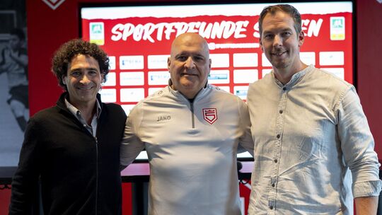 Der neue Sportfreunde-Coach Volkan Uluc (Mitte) bei seiner Vorstellung im Siegener Leimbachstadion mit Sportdirektor Nico Michat