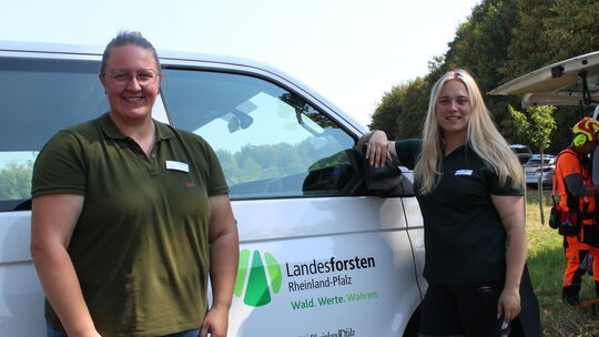 Die beiden Sachbearbeiterinnen Kerstin Orthey (links im Foto) und Pauline Müller organsieren mehr als 300 Seminare pro Jahr, die