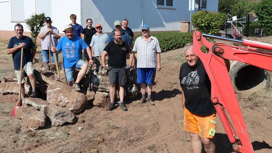 In Bärweiler hinter dem Feuerwehrhaus und Dorfgemeinschaftshaus war Patenstich und erster Arbeitseinsatz, hier wurden mit einem