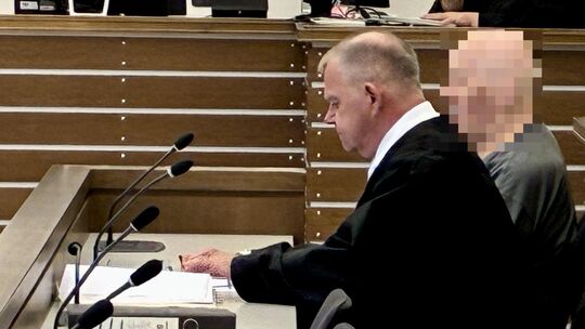 Der Angeklagte Hans S. hat neben seinem Verteidiger Volker Klein im Gerichtssaal Platz genommen. Der Angeklagte Hans S. hat neben seinem Verteidiger Volker Klein im Gerichtssaal Platz genommen.