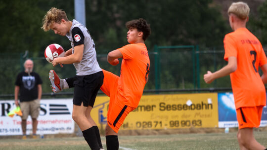 In der ersten Runde des Rheinlandpokals bei den B-Junioren setzte sich im Mosel-Hunsrück-Duell die SG Mont Royal Bremm II (in Gr In der ersten Runde des Rheinlandpokals bei den B-Junioren setzte sich im Mosel-Hunsrück-Duell die SG Mont Royal Bremm II (in Gr