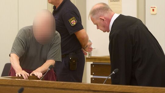 Der Angeklagte Hans S. nimmt neben seinem Verteidiger Volker Klein im Gerichtssaal Platz.