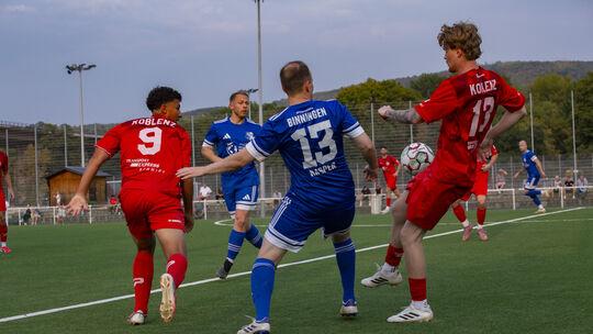 Am Samstag war in der Bezirksliga Mitte für den SV Binningen (in Blau, von links mit Rene Risser und Carsten Kasper) beim Mitauf