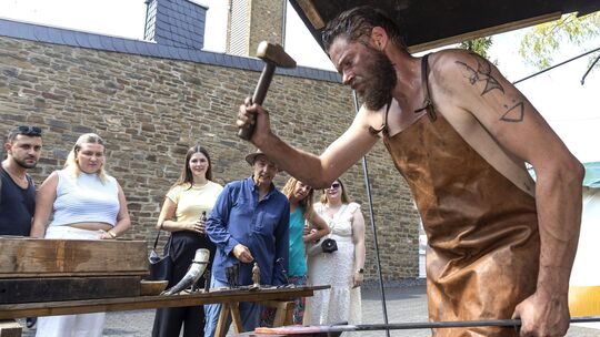 Beim Roßbacher Jubiläumsfest erinnerte Ötzi, der Schmied, mit seinem glühend heißen Handwerk an eine Vergangenheit, in der das k