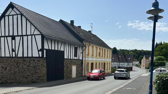 Die L304 ist eine viel befahrene Straße. Seit Jahren setzt sich Alisa Günther deshalb für einen Zentrastreifen in der Ortsmitte