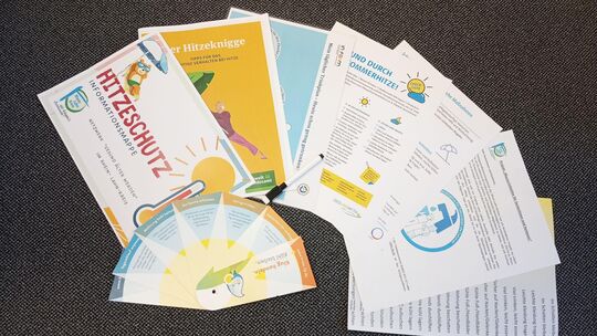 Die Hitzeschutzmappe enthält viele nützliche Informationen und Hilfsmittel zum Thema Hitze. Die Mappen werden vom Kreisgesundhei Die Hitzeschutzmappe enthält viele nützliche Informationen und Hilfsmittel zum Thema Hitze. Die Mappen werden vom Kreisgesundhei