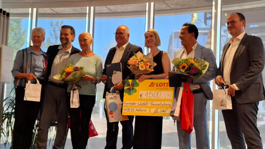 Von links: Nicole Kuprian (Leiterin VHS Koblenz), Dirk Martin (Prokurist Lotto RLP), Monika Sauer (CDU-Stadtratsmitglied), Jörg