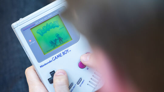 Auf einem solchen Game Boy machte unser Autor seine ersten Erfahrungen mit Videospielen.