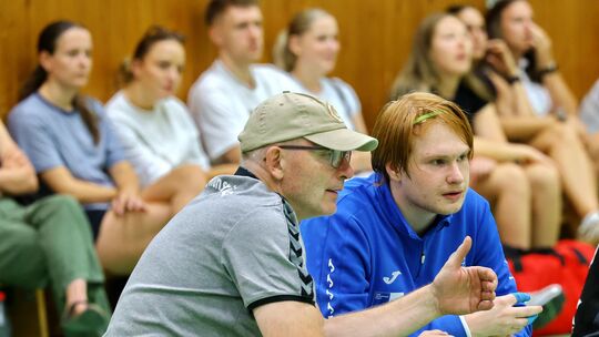 Beim Testspiel in Kastellaun tauschte sich Co-Trainer Stefan Roschel (links) mit dem slowakischen Torwart Adam Zubricky aus. Wer Beim Testspiel in Kastellaun tauschte sich Co-Trainer Stefan Roschel (links) mit dem slowakischen Torwart Adam Zubricky aus. Wer