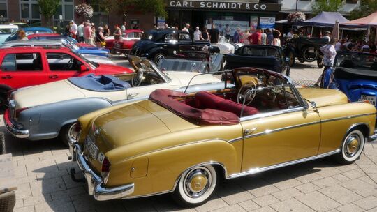 Bei dem tollen Wetter waren die Cabriodächer natürlich geöffnet. Seltene Schmuckstücke wie der Mercedes 220 S in Goldmetallic od Bei dem tollen Wetter waren die Cabriodächer natürlich geöffnet. Seltene Schmuckstücke wie der Mercedes 220 S in Goldmetallic od