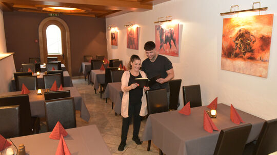 Antonietta und Özgür Dogan hatten zum 1. Mai 2025 ihr neues Steakhaus im „Schwarzen Adler“ in Simmern eröffnet. Nur ein Jahr spä