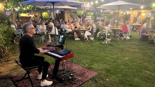 Sänger und Pianist Reimar Lorenz sorgte wieder für eine tolle Stimmung im „Sommergrün" in Nahbollenbach. Sänger und Pianist Reimar Lorenz sorgte wieder für eine tolle Stimmung im „Sommergrün" in Nahbollenbach.