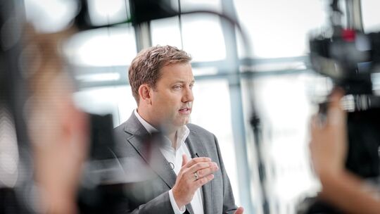 SPD-Chef Lars Klingbeil im Sommerinterview in Sat.1 :newstime
