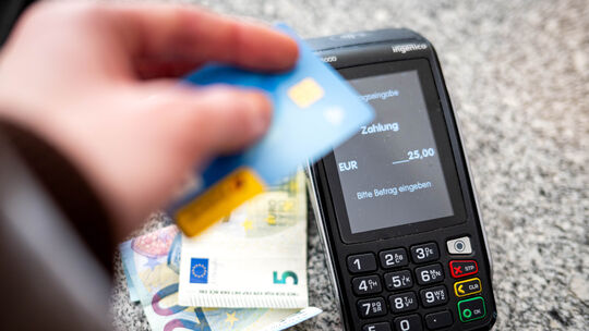 Jahrmarktsbesucher sollten auch in diesem Jahr Bargeld mitbringen. Denn Kartenzahlung wird nur vereinzelt möglich sein. (Symbolb