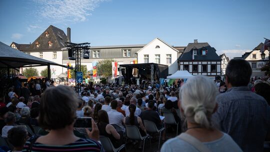 Viele Menschen nahmen am fünften Jahrestag der Flutkatastrophe im Ahrtal an der Gedenkveranstaltung in Ahrweiler teil. „Soziahr“