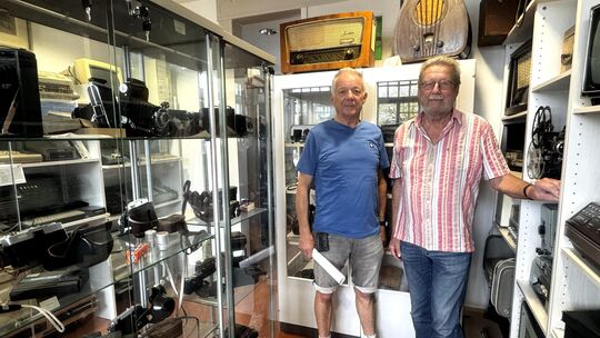 Fotoapparate aus verschiedenen Jahrzehnten sind in einer Vitrine im Gebhardshainer Heimatmuseum ausgestellt und werden von Berth