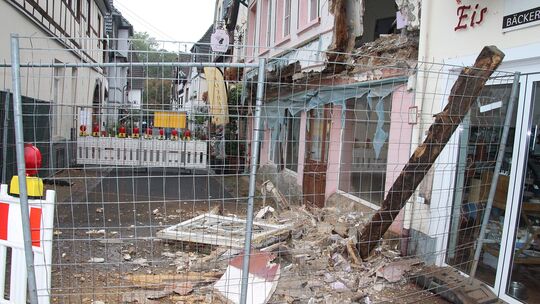 Teile der Fassade sind auf die Straße gekracht.