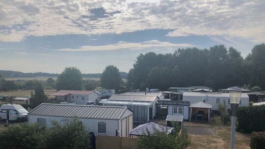 Blick über die Dauercamperplätze des Campingplatzes Jungferweiher in Ulmen.