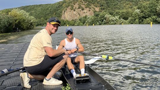 Bundestrainer Adrian Bretting (links) gibt Jasper Weber, dem Deutschen Meister im Leichtsgewichts-Einer, Tipps, worauf er in ein Bundestrainer Adrian Bretting (links) gibt Jasper Weber, dem Deutschen Meister im Leichtsgewichts-Einer, Tipps, worauf er in ein