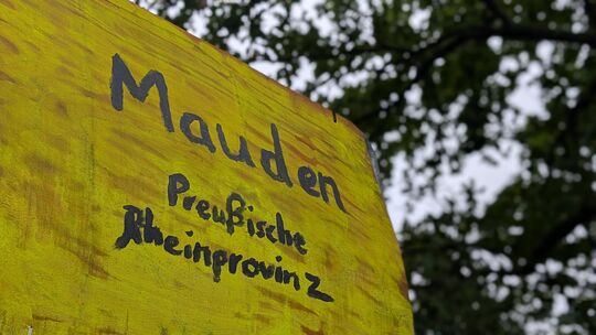 Seit rund einer Woche begrüßt die Besucher von Mauden an der Ortseinfahrt ein selbst gemachtes Schild, dessen Stil dem eines off