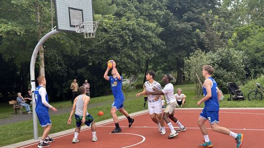 Auch das Basketball-Feld beim Raiffeisen-Stadion steht im Zusammenhang mit der "Kinderfreundlichen Kommune".