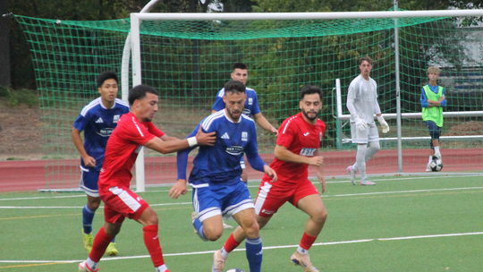 Die Drittrunden-Begegnung im Südwestpokal zwischen Schott Mainz (blau) und Wormatia Worms (rot) bot den Zuschauern allerhand und