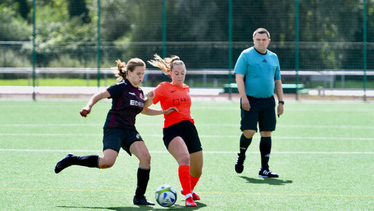 Michelle Mahlert (orangenes Trikot) wird die Fußballerinnen des SV Diez-Freiendiez künftig als Kapitänin auf den Platz führen.
