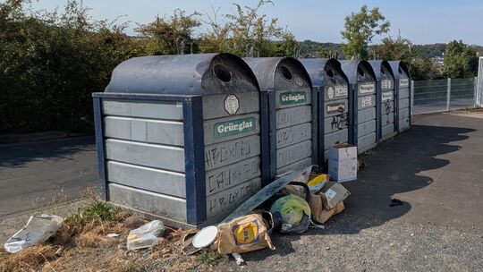 Illegal entsorgter Müll im Diezer Bahnhofsweg ärgert nicht nur die Anwohner.