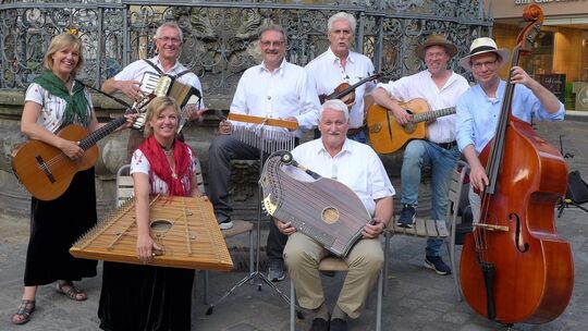 Musik und Geselligkeit pflegen die Elzer Stubbemusiker: Ulrike Wingenbach, Willi Wingenbach, Konny Neu-Müller, Manfred Winter, M
