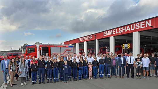 Im neuen Feuerwehrgerätehaus in Emmelshausen fand die Spendenübergabe der Sparkassenstiftung von insgesamt 113.000 Euro an Abord