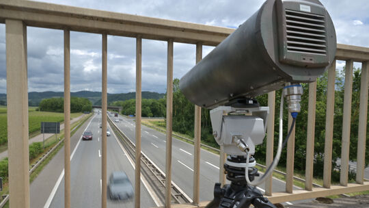 Die Monocam – hier ein Testmodell aus dem Jahr 2022 – steht auf Brücken über Autobahnen oder Bundesstraßen. Im Regelbetrieb wird