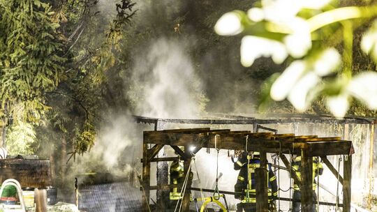 Nächtlicher Feuerwehreinsatz im Idar-Obersteiner Stadtteil Tiefenstein: Dort stand ein Hühnergehege in Flammen, die Brandursache