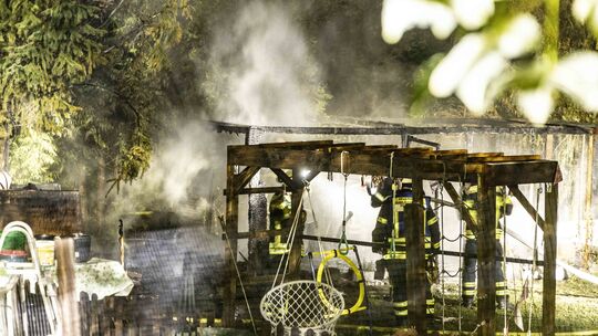 Nächtlicher Feuerwehreinsatz im Idar-Obersteiner Stadtteil Tiefenstein: Dort stand ein Hühnergehege in Flammen, die Brandursache Nächtlicher Feuerwehreinsatz im Idar-Obersteiner Stadtteil Tiefenstein: Dort stand ein Hühnergehege in Flammen, die Brandursache