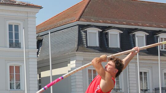 Jonas Jäckel zeigte beim Stabhochsprung-Event in Zweibrücken eine solide Vorstellung. Das Comeback des TVO-Zehnkämpfers weckt Ho