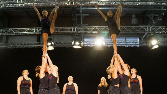 Nach der Auszeichnung wegen besonderer sportlicher Erfolgte zeigten die Cheerleaderinnen des Idarer TV sowie des VfR Baumholder