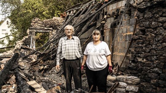 Thomas und Anka Blödorn inmitten der Brandruine. Sie haben schon einiges an Schutt beseitigt und arbeiten fast jeden Tag sechs S