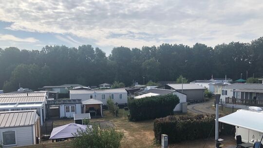 Blick über die Dauercamperplätze des Campingplatzes Jungferweiher in Ulmen. Dass Sichtachsen zum Weiher wieder frei werden oder