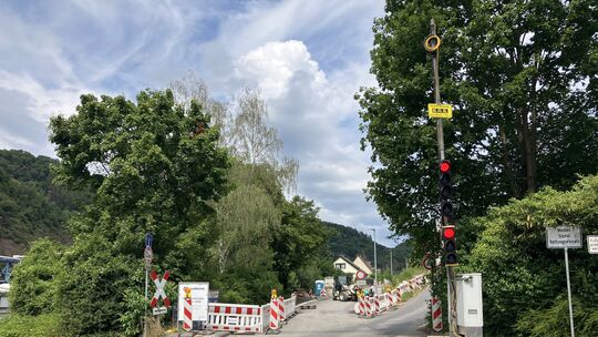 Auch wenn die Ampel nervt, war die Ersatzstraße in Friedland dringend notwendig, um den Stadtteil während der Sanierung Hohenrhe