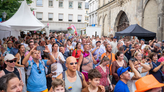 Publikum bei der CSD-Party an der Koblenzer Liebfrauenkirche: Am Freitag- und Samstagabend feierten viele Leute gemeinsam den Ch